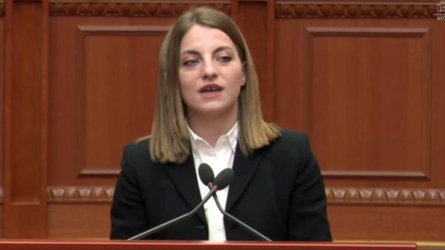 &ldquo;I k&euml;rkoj falje prej zemre Thethit&rdquo;, Neomal&euml;sorja b&euml;n