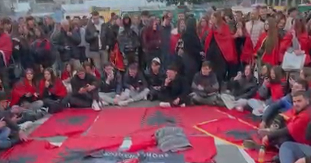 Milano kuq e zi/ Qyteti &#039;pushtohet&#039; nga shqiptarët