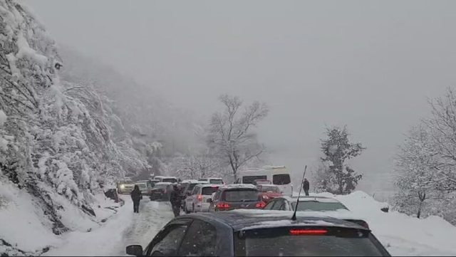 Mungesa e borëpastrueseve rëndon gjendjen në Qafën e