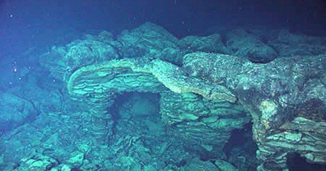 Qindra tërmete në ditë, vullkani nënujor Axial Seamount gati