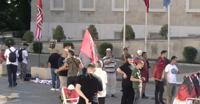 Policia k&euml;rkon t&euml; d&euml;boj&euml; protestuesit para
