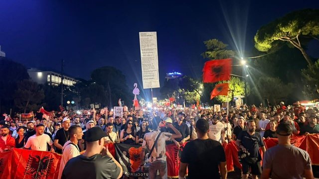 14th day of protest, shoes are placed in front of the Prime Minister's