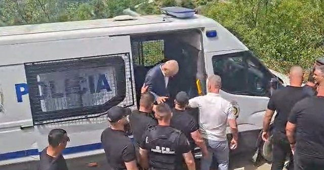 I rrethuar nga dhjet&euml;ra efektiv&euml; t&euml; Policis&euml; s&euml;