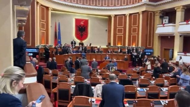 Tensione në Kuvend, deputetët e PD zënë vendet e ministrave
