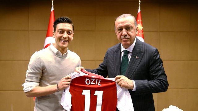 Mesut Ozil i futet politikës, zgjidhet anëtar i Këshillit të