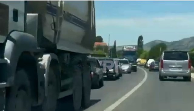 Kaosi nis para sezonit, Lezha bllokohet nga trafiku