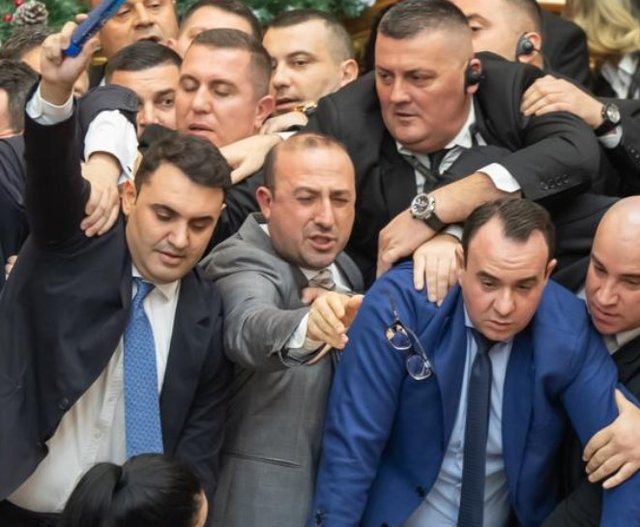 Debate tek &ldquo;Etika&rdquo;, demokrat&euml;t duan q&euml; mbledhja t&euml;