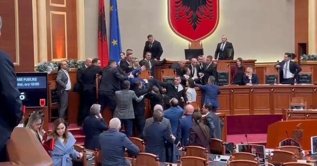 VIDEO/ Incident dhe katrahurë në Kuvend, Klevis Balliu tenton të