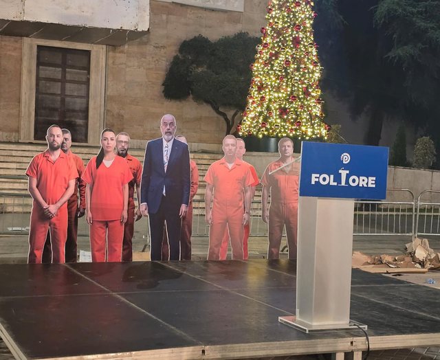 Balluku, Tahiri, Veliaj dhe Çyrbja me veshje burgu, Rama mes