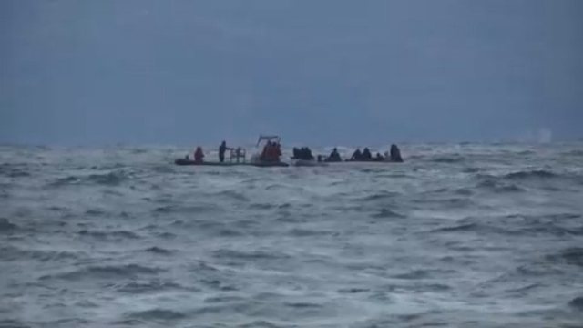 Përmbyset varka me emigrantë, mbyten 12 persona pranë brigjeve