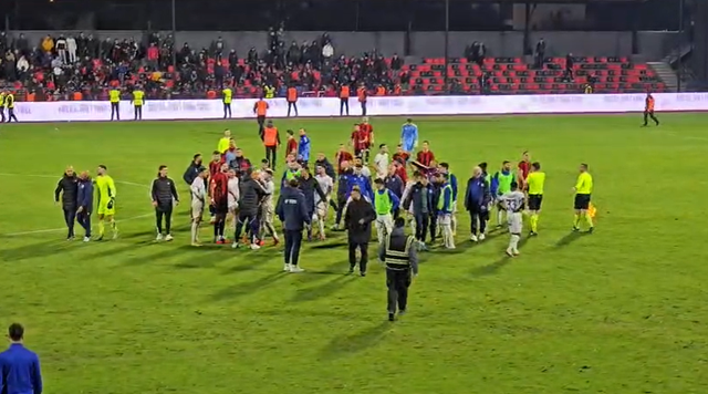 Dhuna n&euml; Vlor&euml; n&euml; ndeshjen ndaj Teut&euml;s, Disiplina nuk