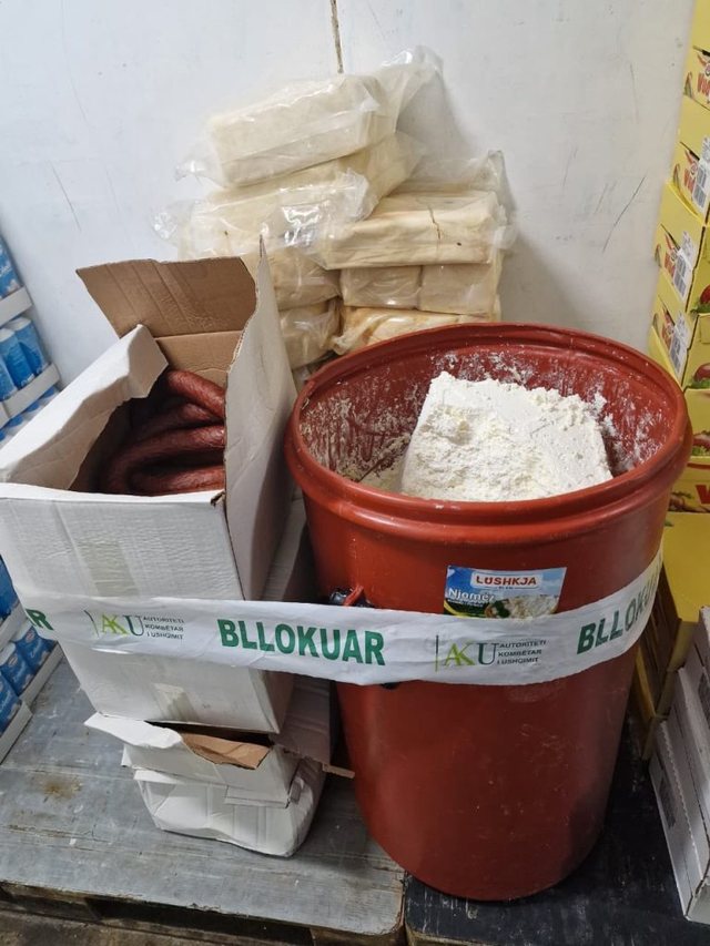 AKU bllokon mbi 2.4 ton djath ka&ccedil;kavall dhe fruta t&euml; thata n&euml;