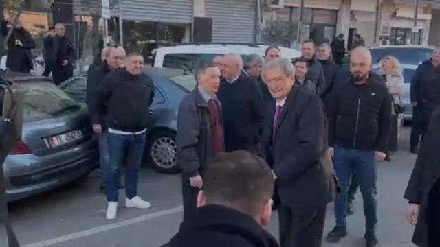 Në zbatim të masës së sigurisë, Sali Berisha paraqitet