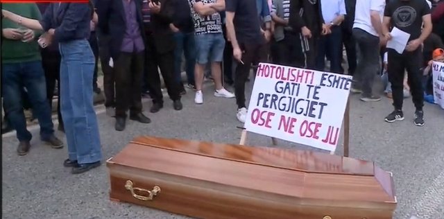 Banorët e Hotolishtit në protestë, përplasen me