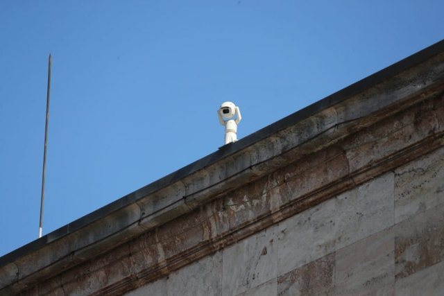 Foto-Lajm/ Kordon i madh policor me maska gazi rrethon kryeministrinë, Rama