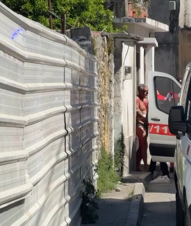 Video/ I “larë” në gjak, ja momenti kur del nga banesa e