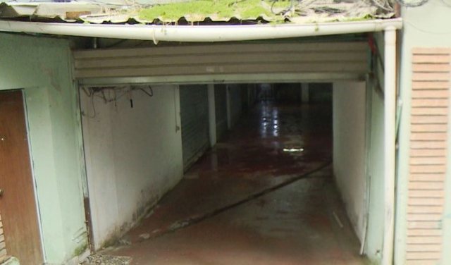 Skandal n&euml; Tiran&euml;/ Pallati p&euml;rmbytet nga uj&euml;rat e zeza sa