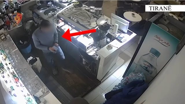 Kamerat e siguris&euml; e nxjerrin zbuluar/ Vodhi shuma parash n&euml; lokalin