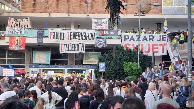 Studentët serbë i japin fund bllokadës para zyrës së
