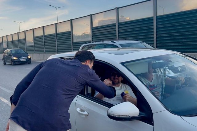 Fushata virale/ Takimet në terren, të rinjtë surprizojnë