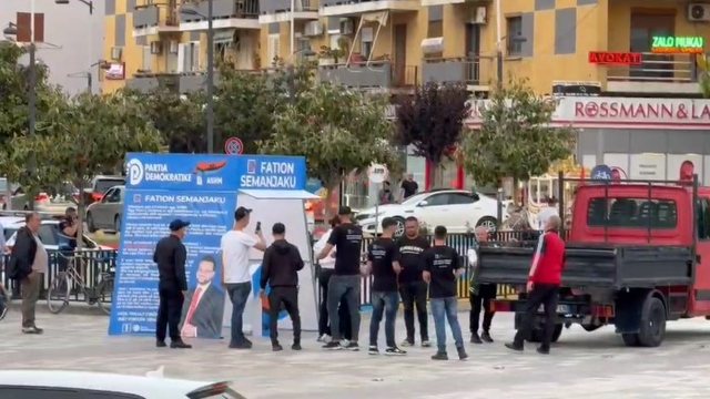 Kundërshtoi heqjen e një banderole elektorale! Forcat e policisë