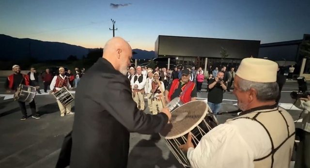 Rama i bie daulles! Shoqërohet nga Noizy, merr pjesë në