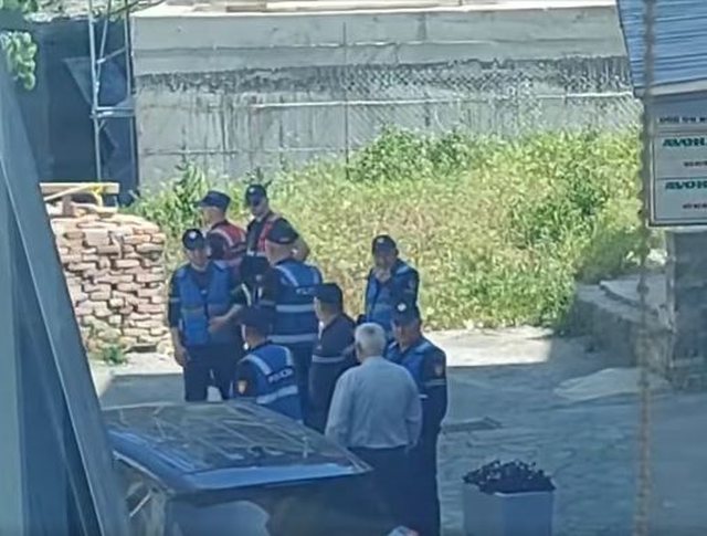U plagos me armë zjarri në Laç, shitësja ambulante