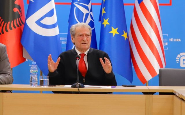 Pas humbjes/ Berisha porosit drejtuesit politik: Këto zgjedhje