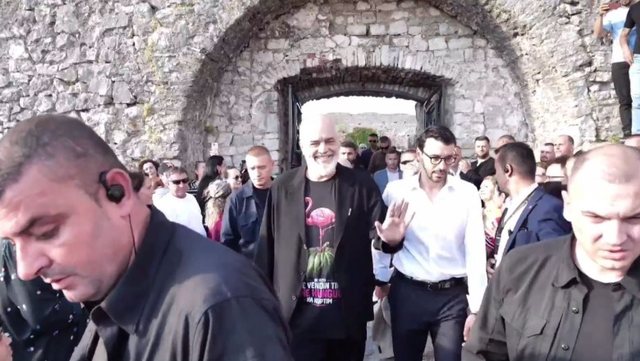 Rama b&euml;n “garipin”, shkon i veshur me nj&euml;