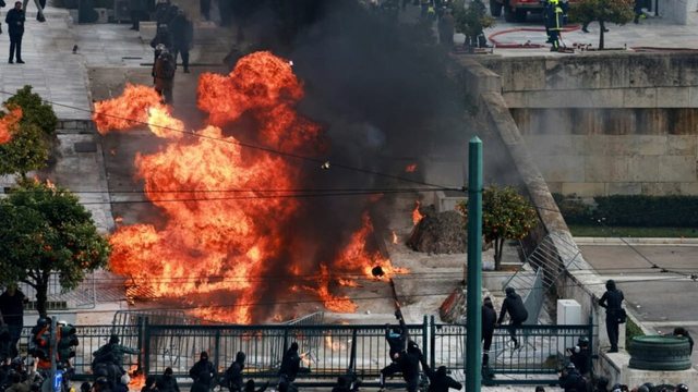 Tragjedia e Tempit/ Sheshi para parlamentit grek shndërrohet në