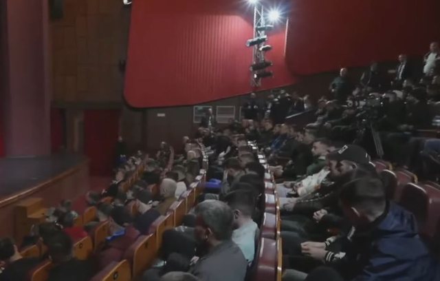 VIDEO/ Ervin Salianji nis takimin në Fier, pritje entuziaste nga