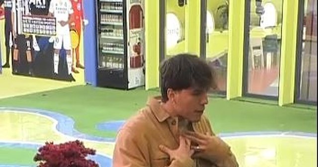 Klodi thumbon Ludon: A je budallë apo vetëm luan rolin?