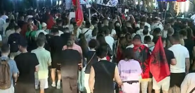 Vijon marshimi i mijëra protestuesve në rrugët e Tiranës