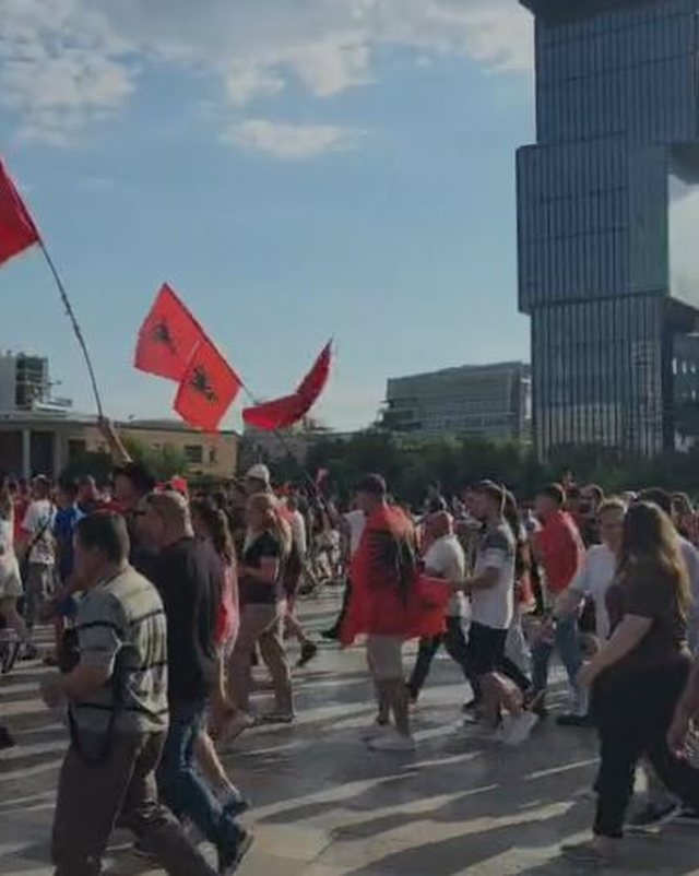 &ldquo;Rama n&euml; burg, Berisha n&euml; burg&rdquo;/ Protestuesit nga diaspora