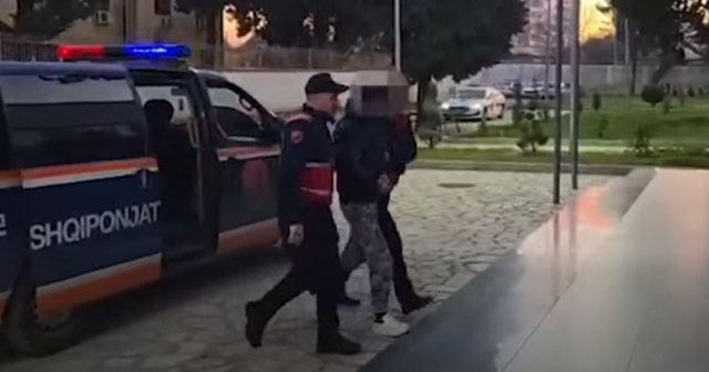 I vuri flakën dy automjeteve në Shkodër, arrestohet