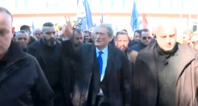 Nis protesta e opozitës, Berisha del nga selia e PD dhe i drejtohet