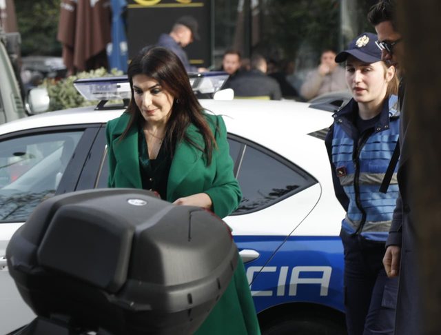 VIDEO/ Skandalet me tenderat në AKSHI, Mirlinda Karçanaj paraqitet