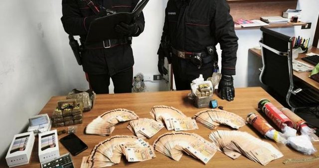 Itali/ Operacion antidrog&euml; sekuestrohen kokain&euml;, kanabis dhe euro.