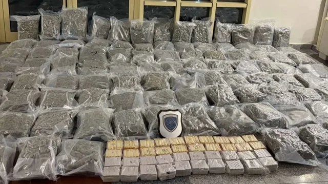 Operacioni n&euml; Greqi/ Droga e fshehur n&euml; kamion kapte vler&euml;n 900