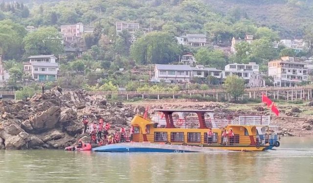 Fundoset anija turistike, 3 të vdekur dhe 60 të plagosur