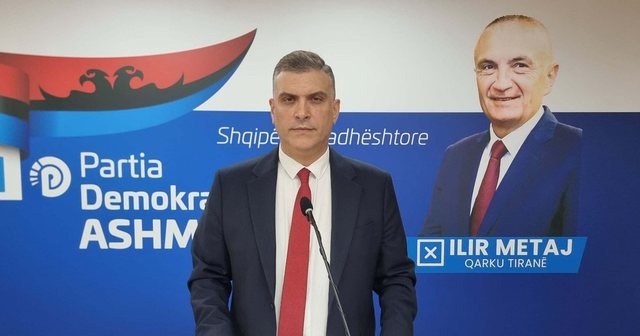 “Kishin frikë nga Meta i veshur kuq e zi”, Blushi