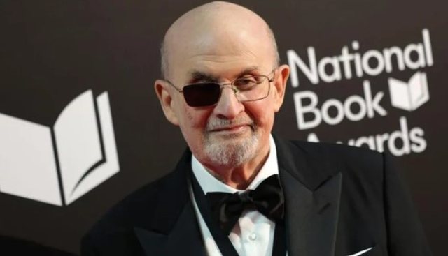Sulmoi me thikë shkrimtarin Salman Rushdie duke e verbuar në