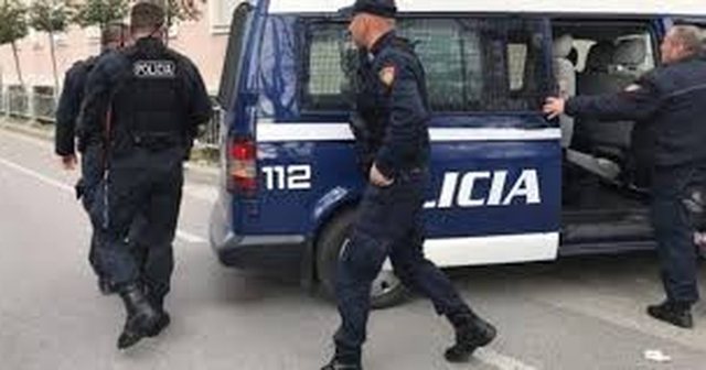 Shkrepen arm&euml;t n&euml; Maliq,&nbsp; vret policin dhe plagos nj&euml;