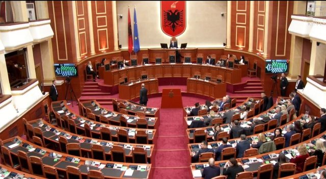 Gjyqi n&euml; Hag&euml;, Kuvendi i Shqip&euml;ris&euml; miraton deklarat&euml;n