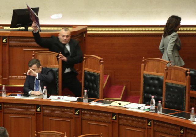 Detaje nga sherri në Kuvend, deputeti Petrit Doda tenton të