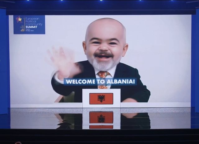 Rama surprizon dhe sjell të qeshura në sallë, liderët