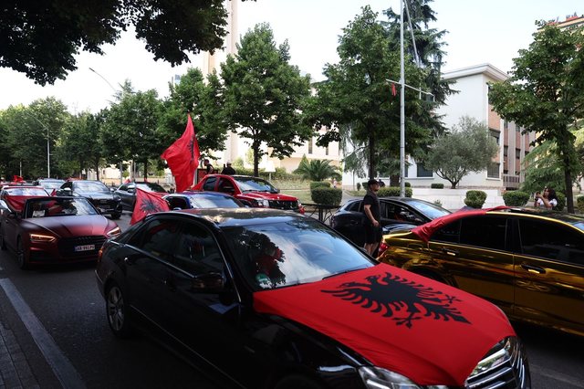Tirana vishet kuq e zi pak momente para protest&euml;s mbar&euml;komb&euml;tare
