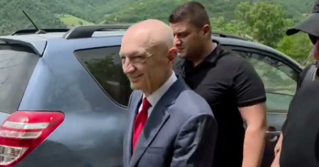 Meta takohet me familjar&euml;t pas ceremonis&euml; mortore, niset drejt