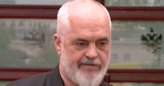 &ldquo;Do zgjedh&euml;sh burgun apo dor&euml;heqjen?&rdquo; Gazetari
