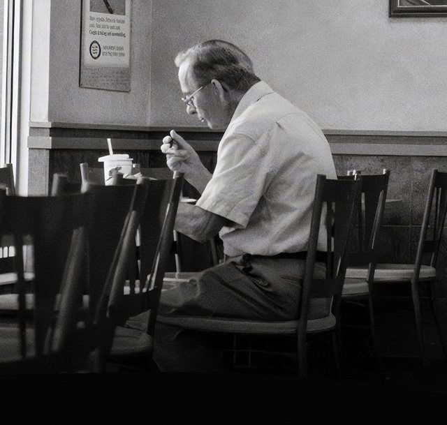 Studimi: Vetmia në tryezë rrit rreziqet për shëndetin e